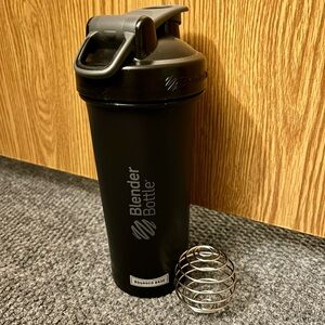 BlenderBottle Classic Shaker Bottle - Black